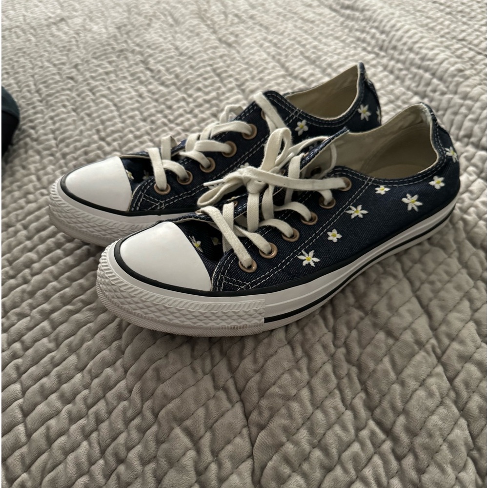 Converse women low top daisy embroidery